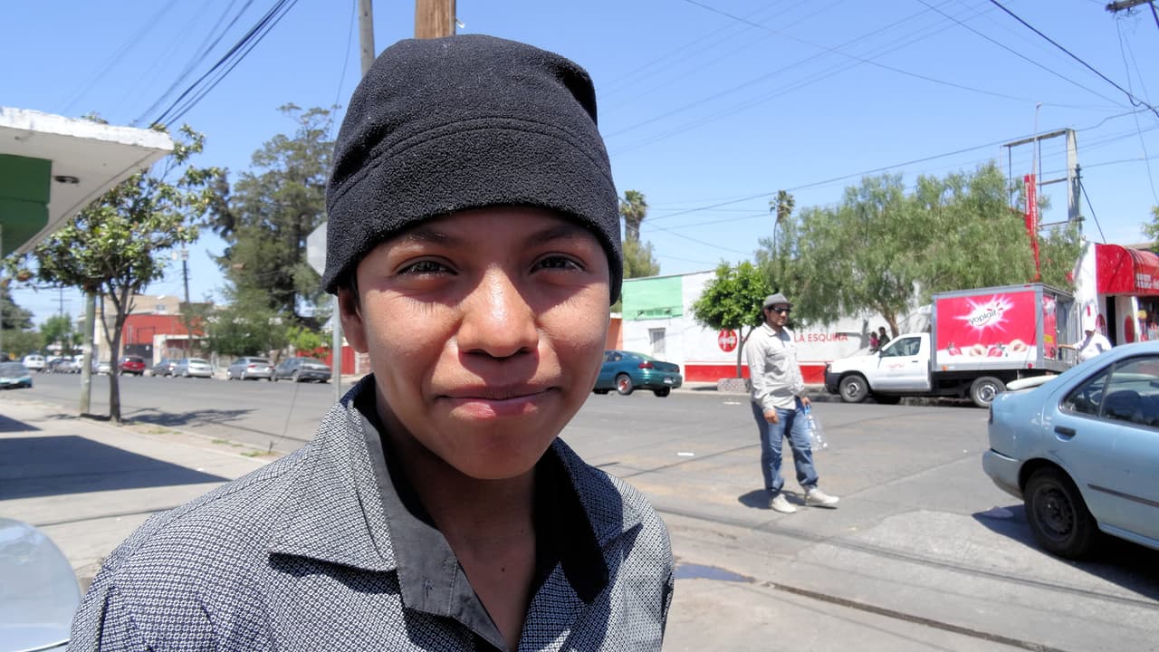 <b>Kevin</b>,
<b> </b>de
<b> </b>15 años, dice que quiere llegar a Estados Unidos para estudiar. En Choluteca, Honduras, las pandillas le impedían ir a clases y aunque le permitían trabajar como peón, a menudo le quitaban lo que ganaba. "Querían el dinero para comprar drogas. Yo sé que al llegar a EEUU voy a tener que trabajar para poder estudiar, porque no va a ser gratis, pero valdrá la pena". Lo primero que desea es que le den el permiso de entrar al país y luego a la escuela: "De ahí, vamos a ver qué es lo que me puede gustar. Tal vez estudiar para ser doctor o maestro".