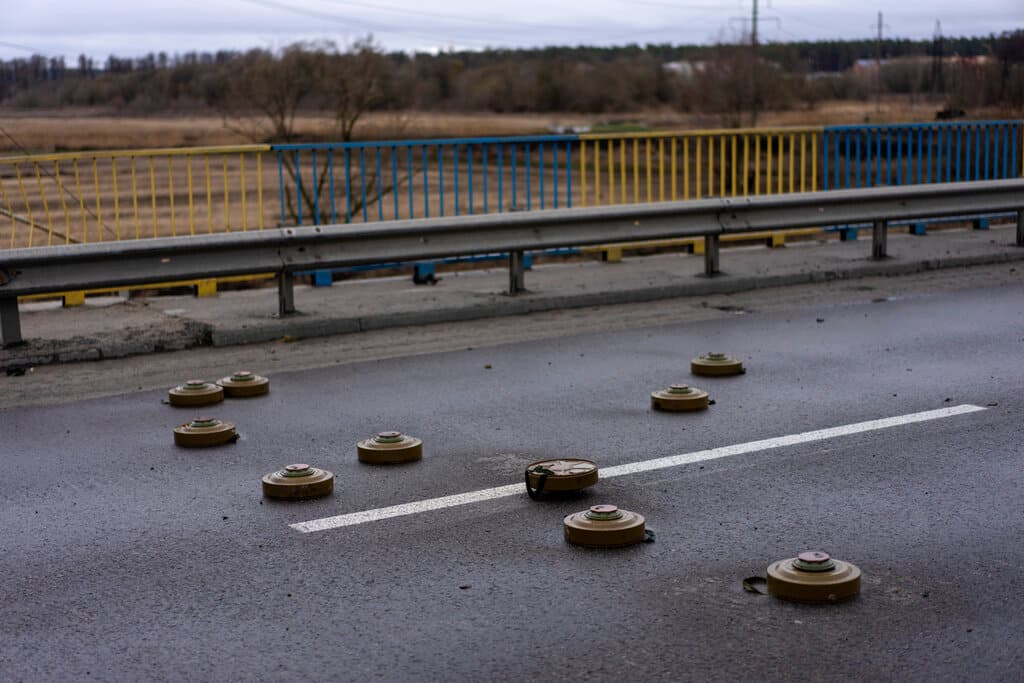 Minas antitanque, en un puente en Bucha, a las afueras de Kiev, Ucrania, el 2 de abril de 2022.