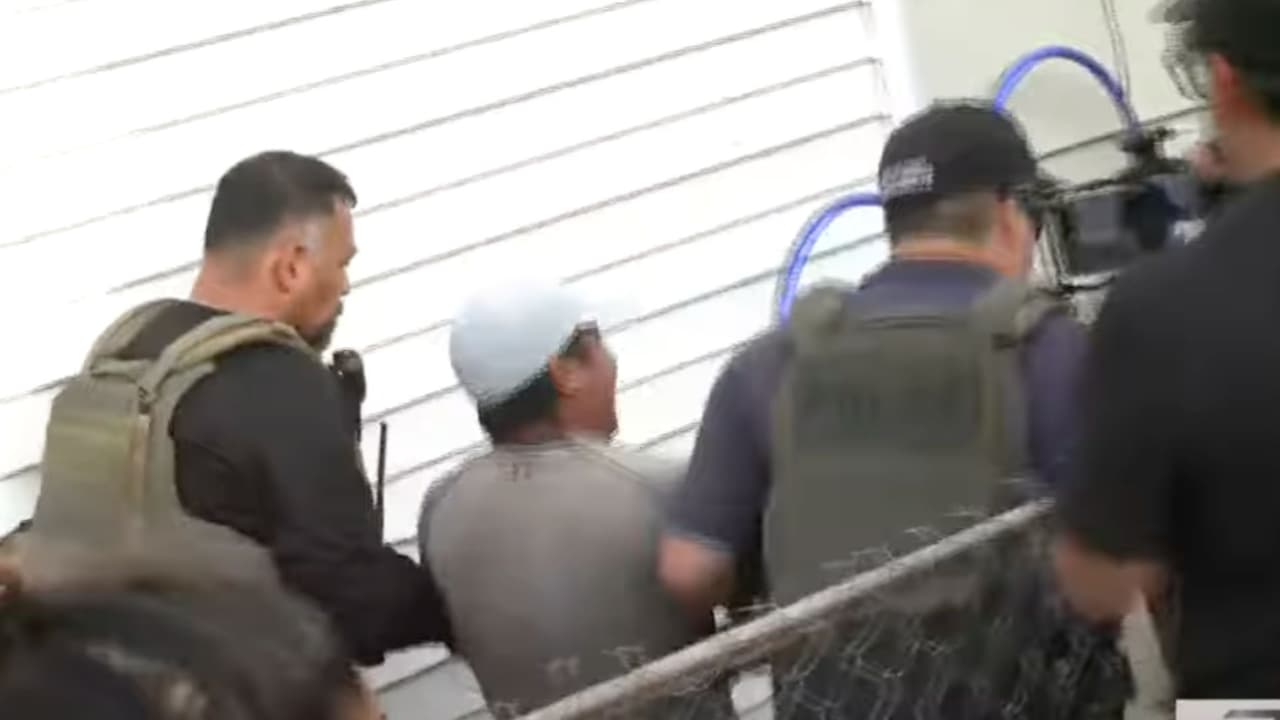 ¡No firmes nada! Le gritaban testigos del arresto de Raymundo. 
<b>Él respondió: "Ha llegado mi tiempo", refiriéndose a que se resignaba al arresto</b> y la detención por parte de inmigración.