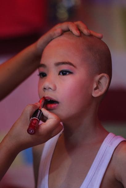 A los niños se les maquilla paa cantar en su ceremonia de ordenación en Tai Yai, Tailandia.
