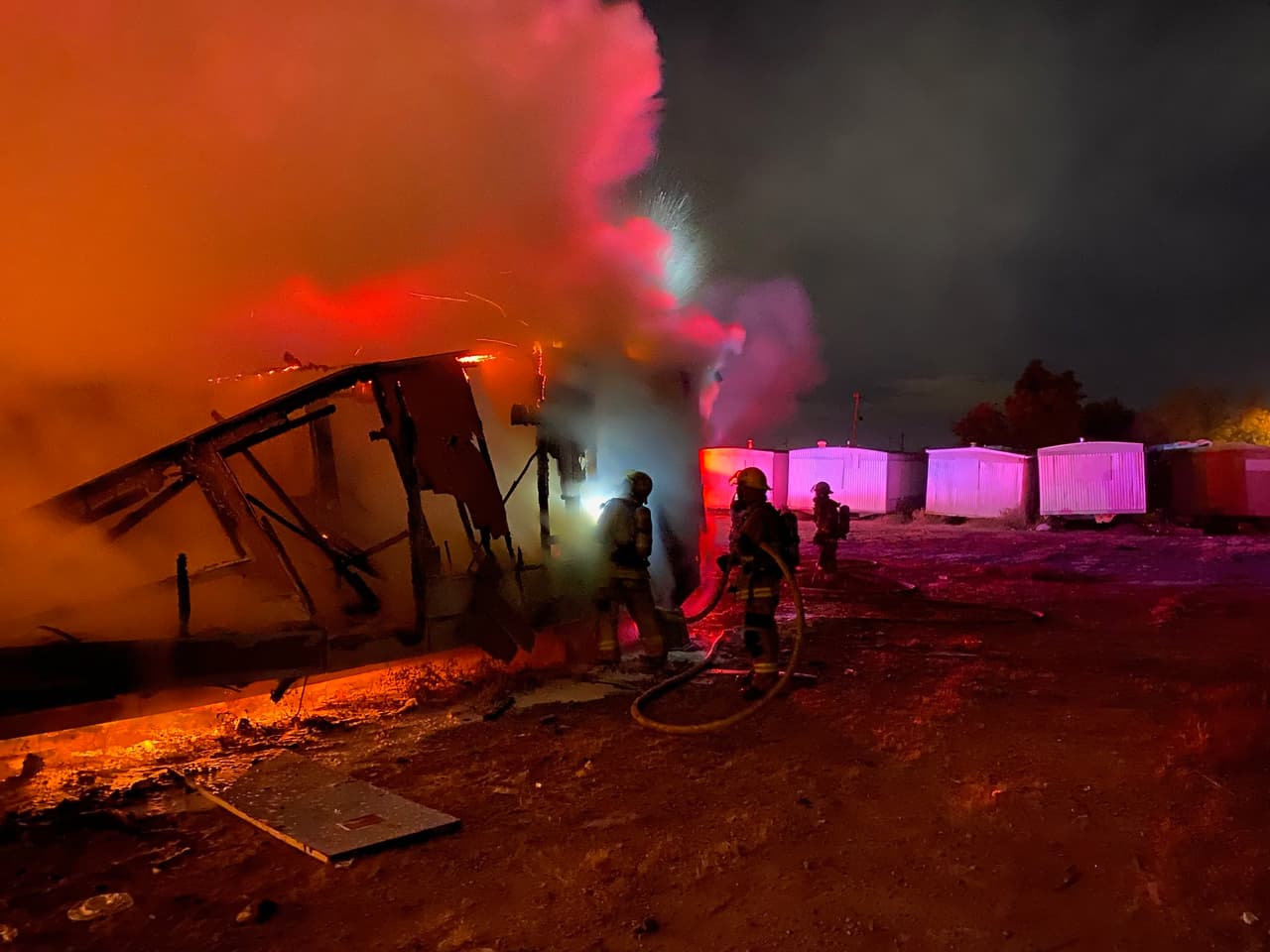 El fuego se desató cerca de la avenida 35 y la calle Van Buren.
<br>