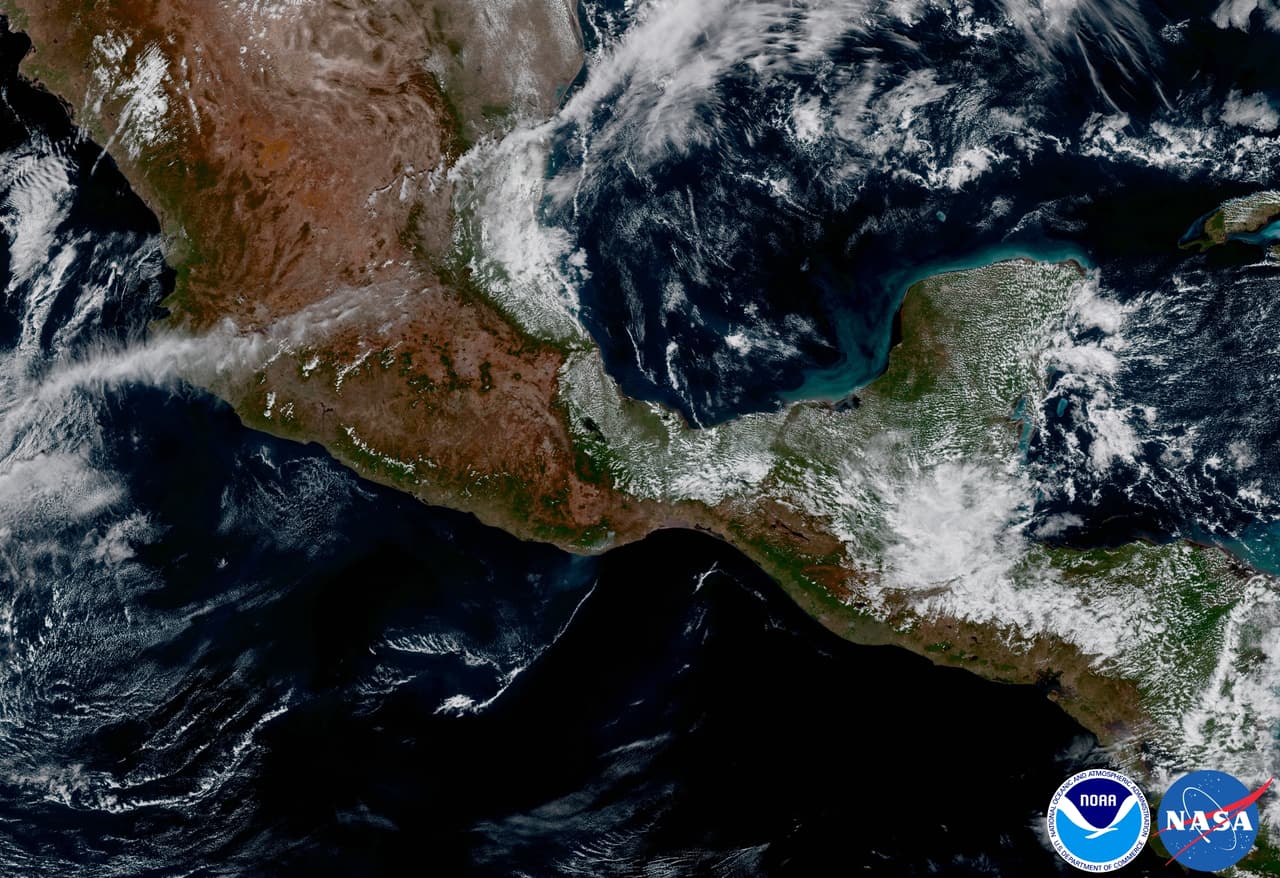 Así se ve a México y Centroamérica desde el GOES-16 prácticamente libre de nubes. En la fotografía queda retratado un gran incendio forestal y su humo en el sur de México, muy cerca de la costa.