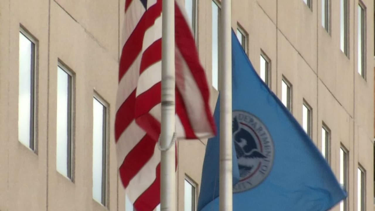 ¿Tus redes sociales te puede costar la residencia? Por qué hablar mal de EEUU pone en riesgo tu ‘Green Card’