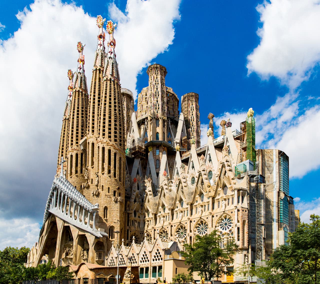 <b>Puesto 1. Sagrada Familia. Barcelona, España.</b>
<br>
<br>La atracción número uno para los viajeros del mundo en 2022, es la impresionante Sagrada Familia de Barcelona. En 1883 el genial arquitecto Antoni Gaudí tomó la dirección de esta obra que aún sigue sin terminarse. El primer arquitecto empezó la obra como un edificio neogótico, pero Gaudí, que respetó las trazas iniciales, pronto le imprimió su carácter.