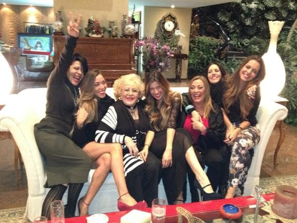 Por parte de papá, sólo tiene un medio hermano que es Luis Enrique Guzmán.