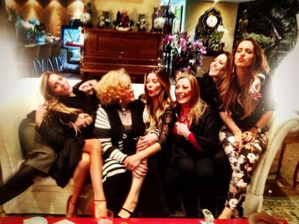 Alejandra es hija de Enrique Guzmán y Silvia Pinal, dos grandes pilares de la música y el cine de la época de oro del cine mexicano.