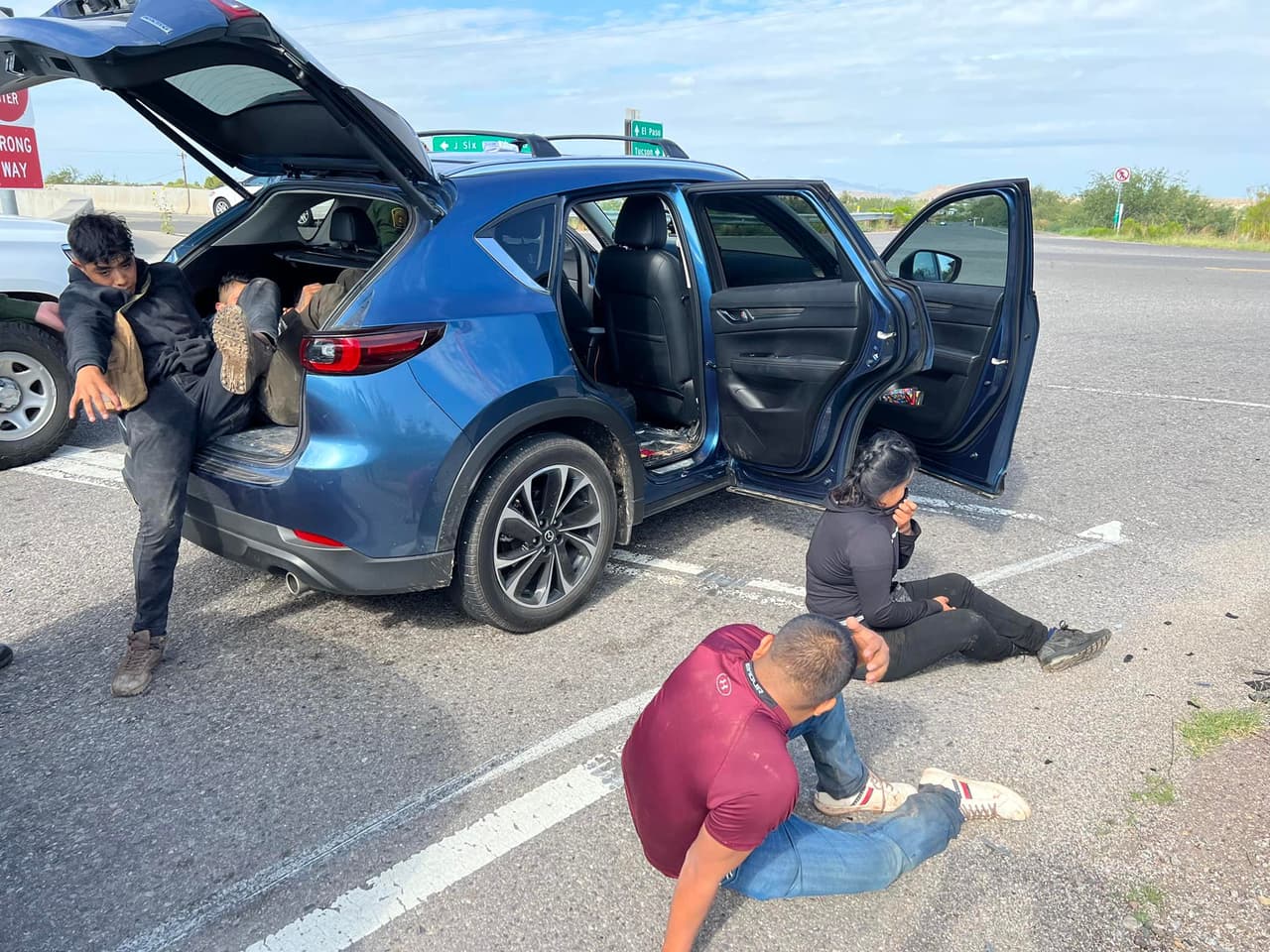Los inmigrantes indocumentados fueron entregados a la Patrulla Fronteriza. El conductor y su pasajero, residentes de Tucson fueron entregados al Departamento de Seguridad Pública de Arizona.