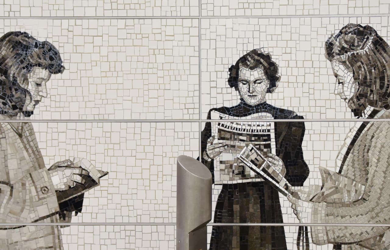 “Perfect Strangers”, de Vik Muniz, basada en fotos reales, rinde tributo a todas las personas con que uno podría toparse en el metro de Nueva York, incluyendo un aturdido hombre de negocios, chicos de la escuela con rostros aburridos y un felino peludo.