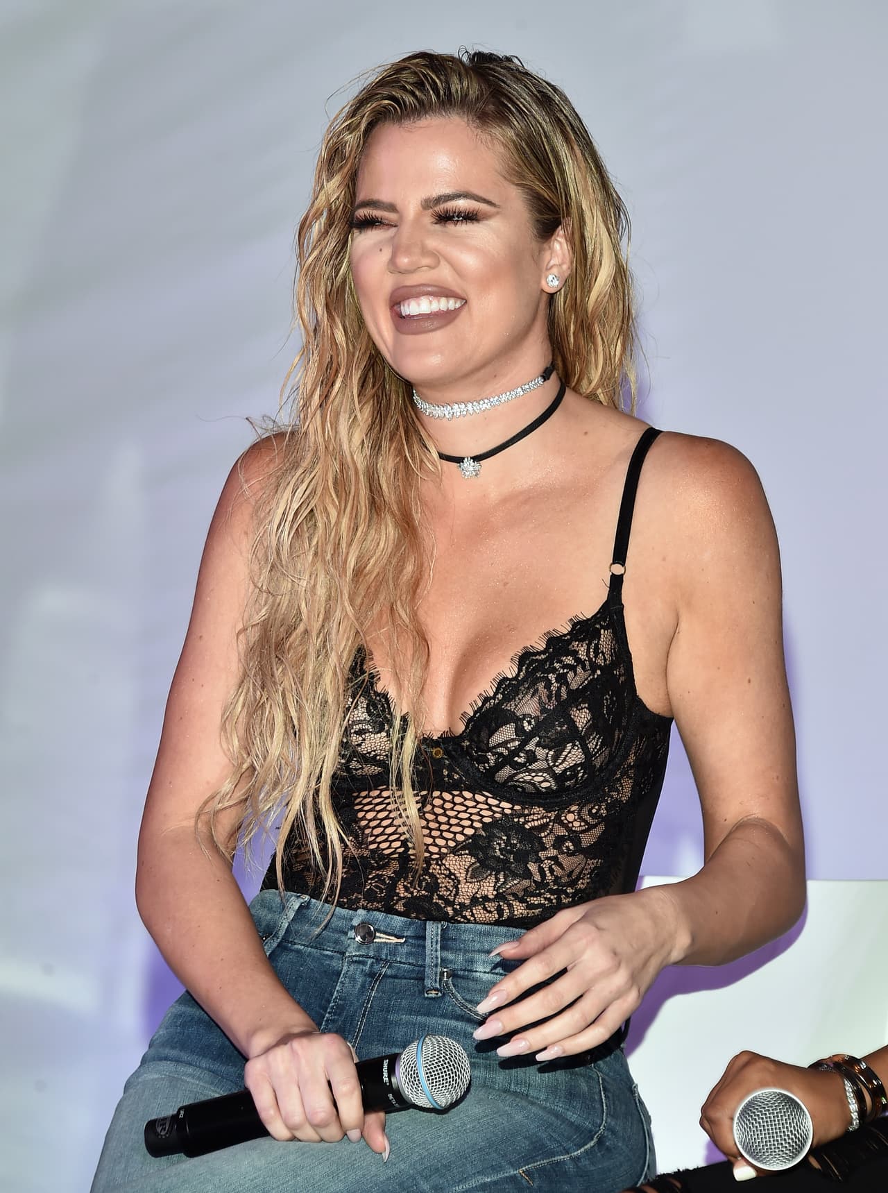 <b><a href="https://www.univision.com/shows/despierta-america/khloe-kardashian-esta-comprometida-una-foto-de-su-colorido-manicure-levanta-sospechas-video" target="_blank">Khloé Kardashian</a></b> reaccionó a la controversia que se suscitó alrededor de 
<b><a href="https://www.univision.com/famosos/piers-morgan-reta-khloe-kardashian-publique-foto-fraude" target="_blank">una foto de ella que aparentemente la muestra al natural</a></b>: sin que se aprecien retoques, poco maquillaje y con una cadera no tan pronunciada como las que suele mostrar en sus fotos de Instagram. 
<br>