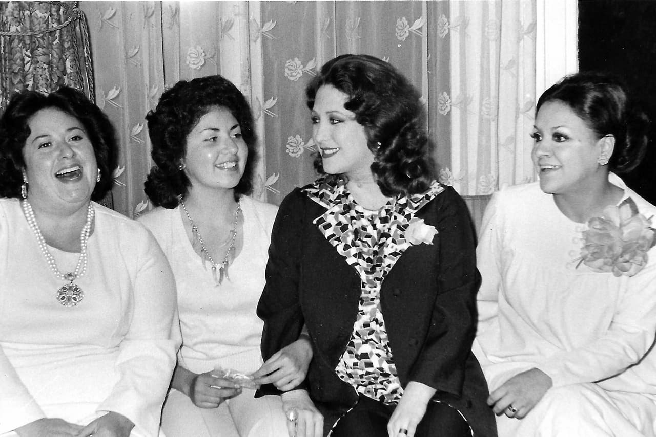 Además, participó como animadora en programas de variedades donde daba muestra de su talento para la comedia. Aquí la vemos al lado de Angélica María.