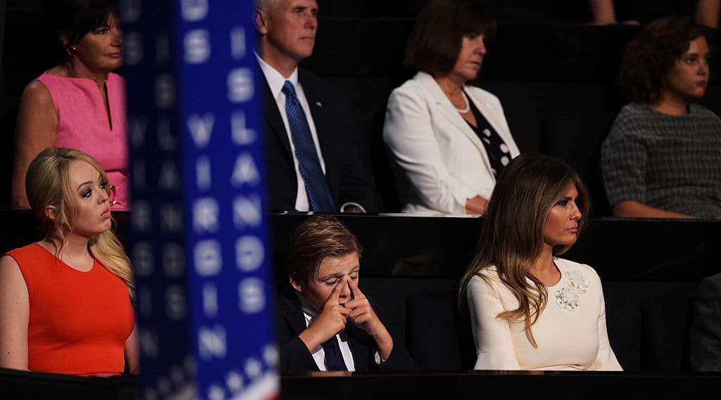 “Pregunta por los resultados de las encuestas todo el tiempo” dijo Melania
<b><a href="http://abcnews.go.com/Politics/melania-trump-explains-son-barron-dads-presidential-bid/story?id=43099325"> en una entrevista con ABC </a></b>sobre el interés de Barron en la campaña presidencial de su padre. Aquí, entre su hermana Tiffany y su madre, escucha el discurso de su padre la tarde en que obtuvo los votos necesarios para obtener la nominación de su partido como candidato a la presidencia.