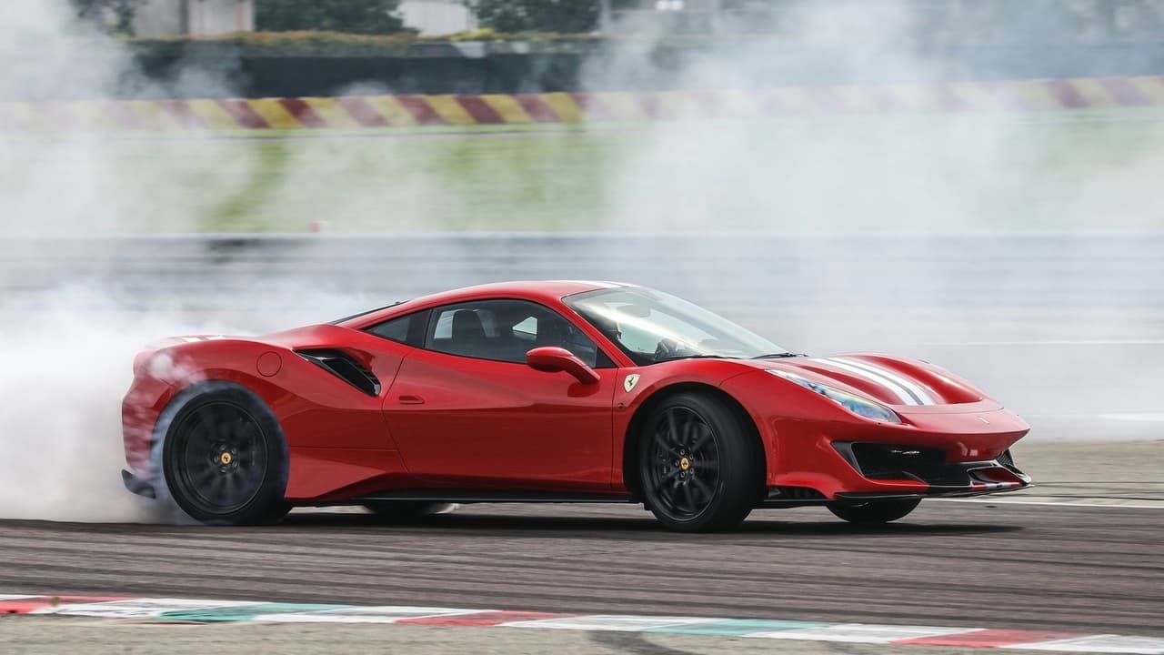 Este desarrollo del Ferrari 488 GTB cuenta con un V8 doble-turbo que genera 710 caballos de fuerza y acelera de 0 a 62 millas por hora en solo 2.8 segundos, lo cual logra en parte gracias a una transmisión de 7 velocidades de doble embrague que cambia de velocidad en 30 milisegundos.