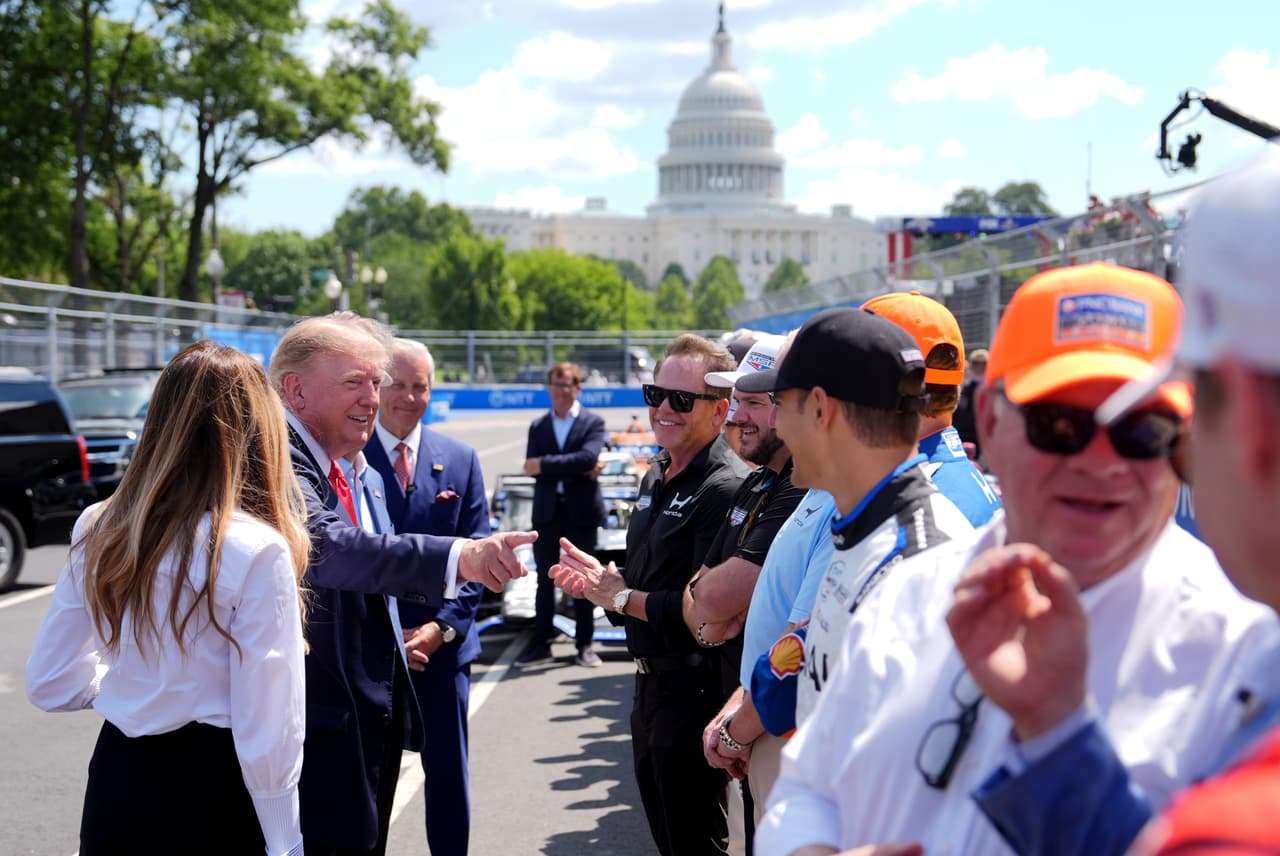 El presidente Donald Trump y la primera dama Melania Trump están previstos como parte de la ceremonia de inicio. Trump realizará una vuelta ceremonial en la limusina presidencial blindada, conocida como “The Beast”, antes de que comience la carrera. Posteriormente, está previsto que dé la señal de inicio con la bandera verde.