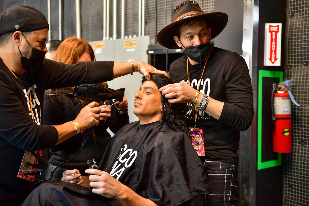 El mexicano 
<b>Yahir</b> también fue otra de las revelaciones de la noche y esta ocasión uso una peluca con rizos para su performance.