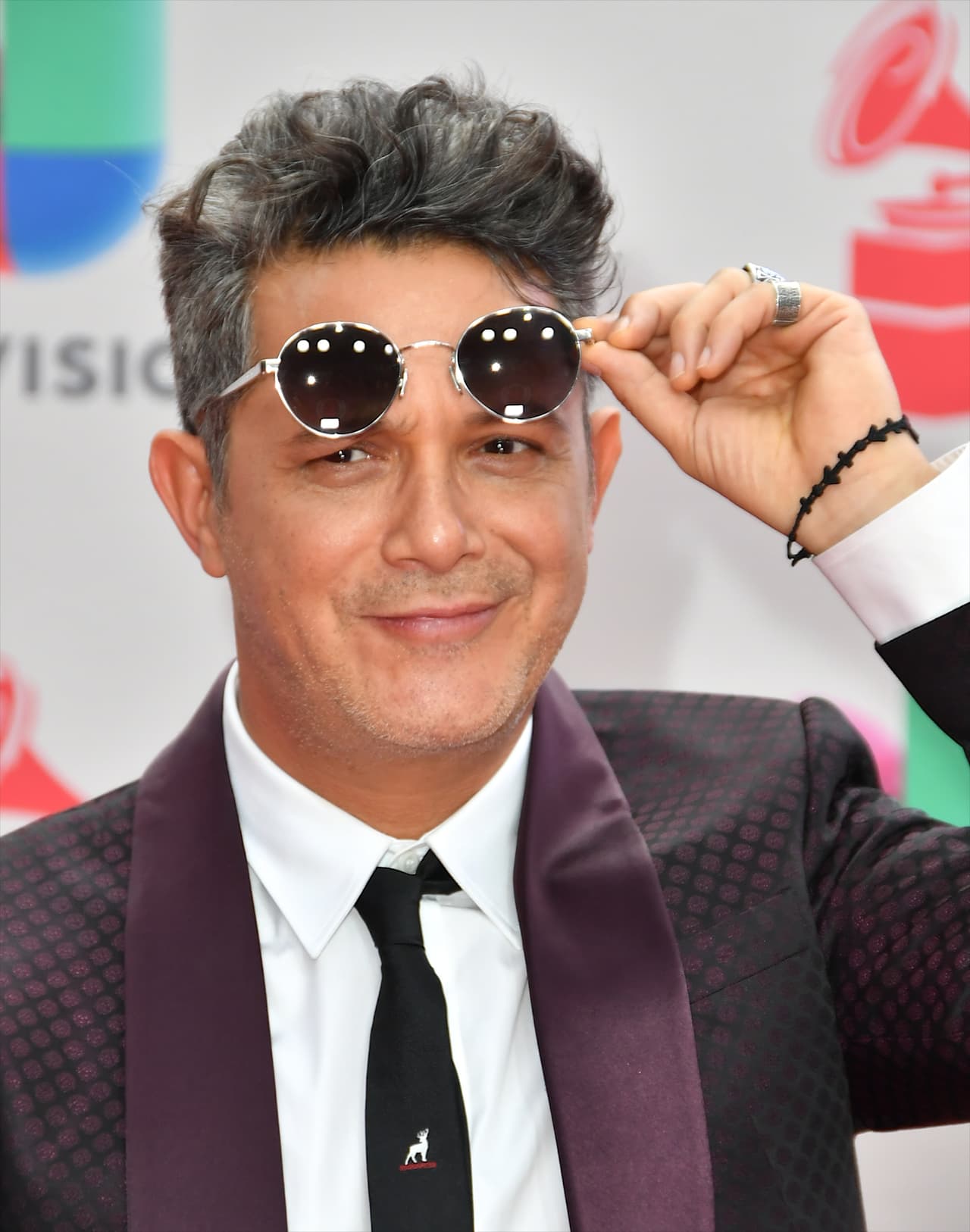 “Ganas es la mejor palabra que define #ElDisco, ganas de enseñaros lo que él ha extraído de mí y yo de él. Cada detalle, cada rasgo, cada nota, cada palabra vuestra empujándome a crear lo que el viernes dejará de ser mío para ser sólo vuestro…”, escribió el artista de 50 años en sus redes sociales.