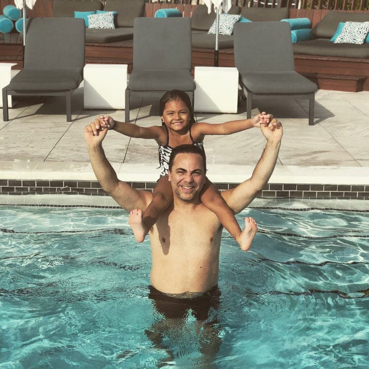 Sin embargo, años después pudo conocer el amor de un nieto cuando 
<b><a href="https://www.univision.com/famosos/se-me-esta-muriendo-mi-familia-la-nieta-de-veronica-castro-esta-muy-afectada-por-la-muerte-de-el-loco-valdes-fotos">Cristian procreó a Rafaela</a>, </b>durante su fugaz relación con la colombiana Paola Eraso.
<br>