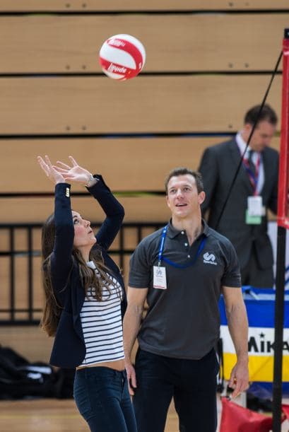Jugando voleibol nos dejó ver que recuperó su vientre plano tras el embarazo.