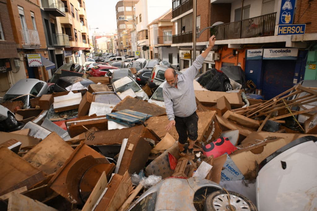 Una calle cubierta de escombros, autos y muebles, en Sedaví, en Valencia, España, tras las inundaciones que azotaron la región el 30 de octubre de 2024 y que dejaron al menos 230 fallecidos. El
<a href="https://www.univision.com/noticias/mundo/dana-inundaciones-espana-valencia-mes-trabajos">fenómeno conocido como DANA (siglas de Depresión Aislada en Niveles Altos) </a>hizo que en horas cayera el equivalente a un año de lluvia y provocó grandes riadas que arrasaron localidades enteras. Uno de los fenómenos meteorológicos más mortales del país.