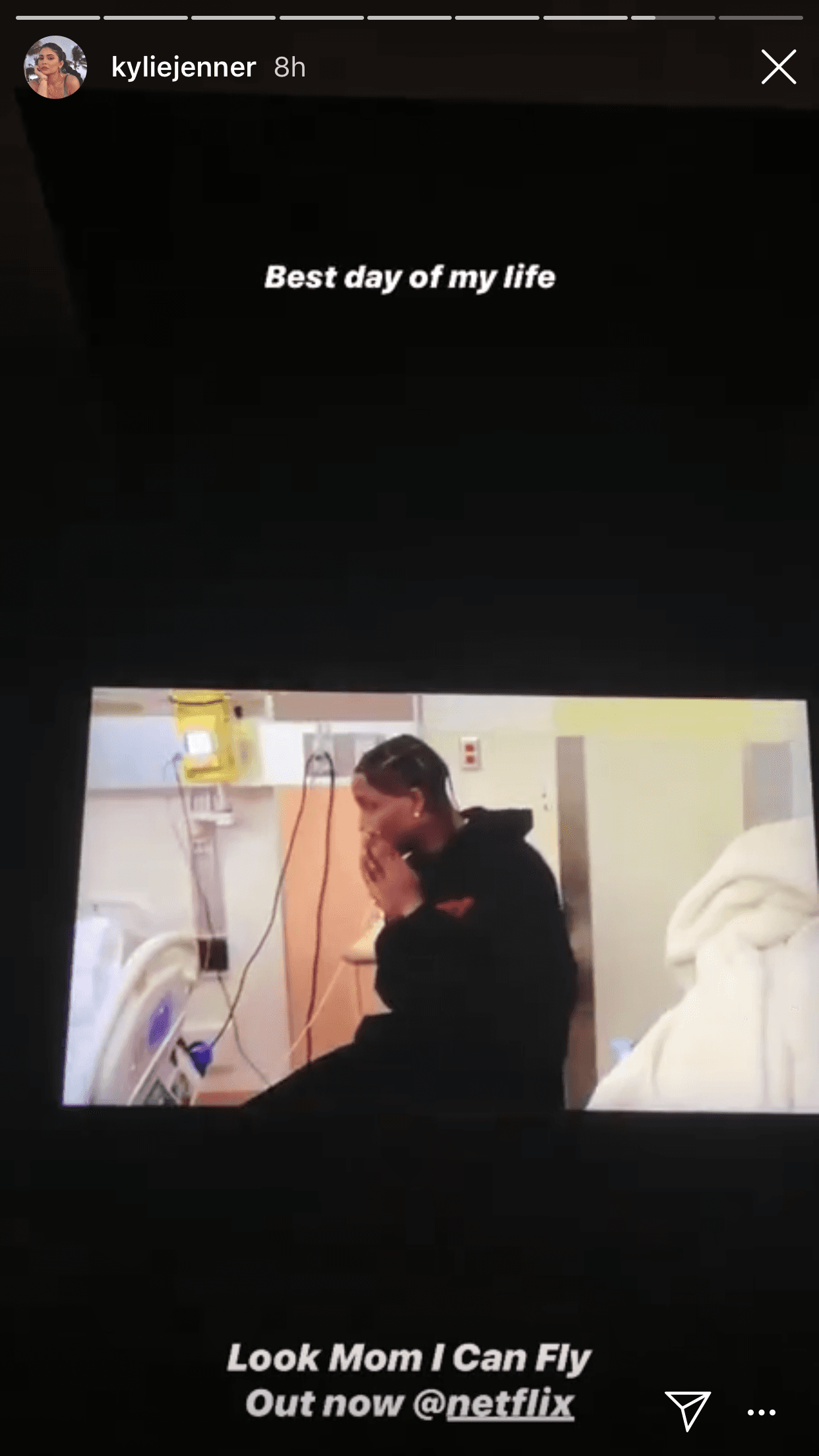 En los pequeños clips aparece un nervioso Travis Scott en la habitación de un hospital.