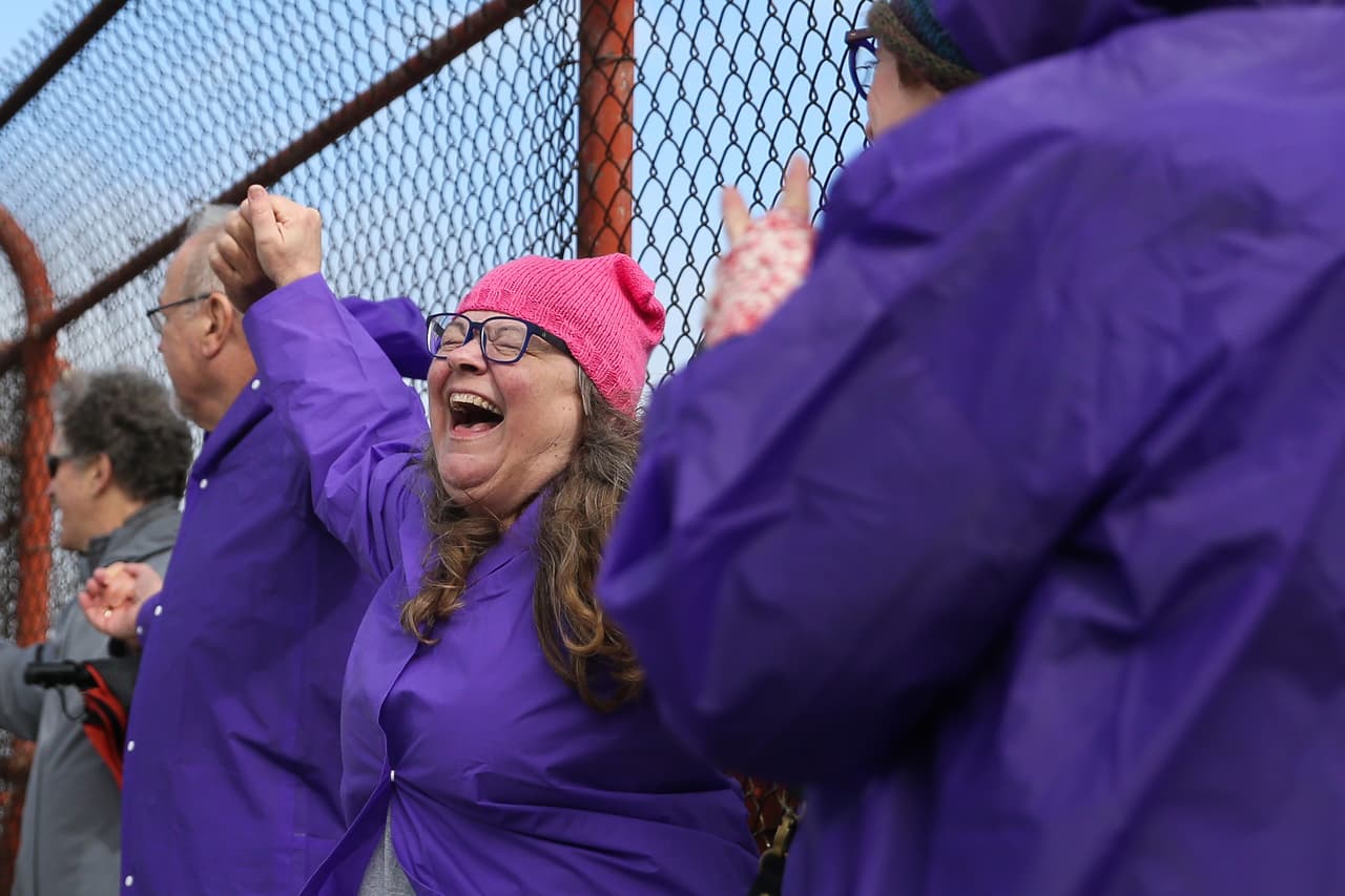 Miles de personas se reunieron en el Golden Gate Bridge en San Francisco este 20 de enero de 2017 para unir sus manos y mostrar unidad en respuesta a la juramentación de Donald Trump como el nuevo presidente de Estados Unidos.