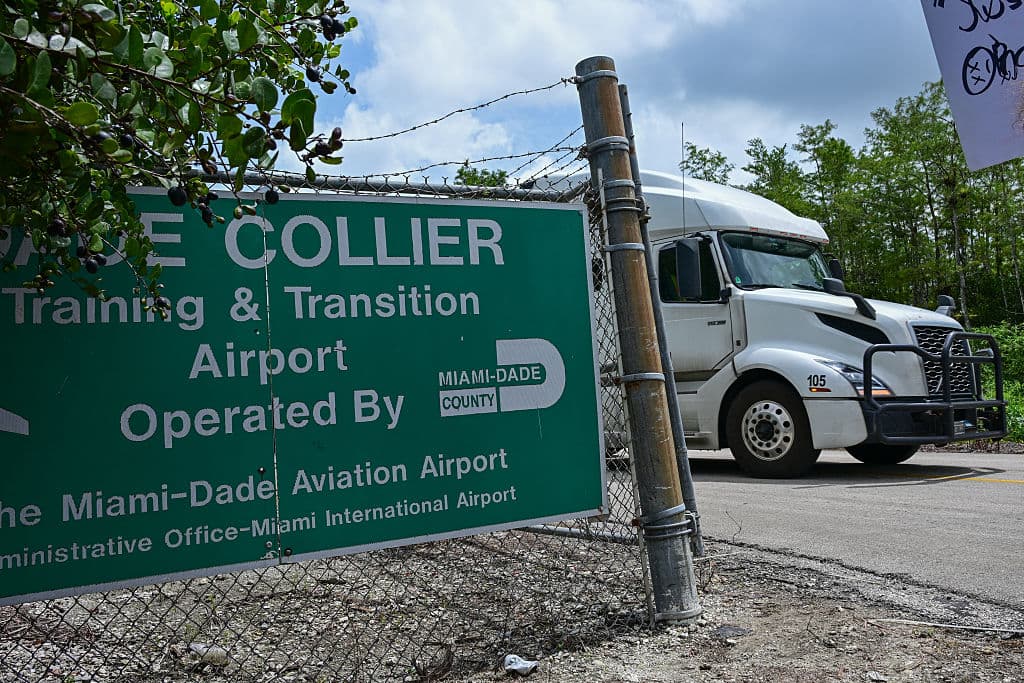 La antigua instalación del 
<b>aeropuerto Dade Collier, en medio de los Everglades,</b> en el condado Miami Dade, es la nueva sede del centro de detención para inmigrantes. En el lugar, a unas 50 millas al oeste de Miami, colocaron remolques, generadores eléctricos y enormes carpas. 
<br>
<br>A la demanda de los ambientalistas, la administración del gobernador de Florida replicó que en la zona hubo un aeropuerto, por lo que "no tendrá impacto en el entorno circundante”.