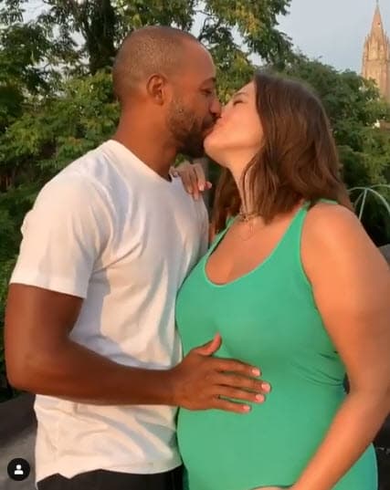 “Hoy hace nueve años me casé con el amor de mi vida. ¡Ha sido el mejor viaje con mi persona favorita del mundo. ¡Hoy nos sentimos tan bendecidos, agradecidos y emocionados de celebrarlo con nuestra familia en crecimiento! Feliz aniversario, Justin Ervin. La vida está a punto de ser aún mejor”, escribió la modelo de 31 años de edad.