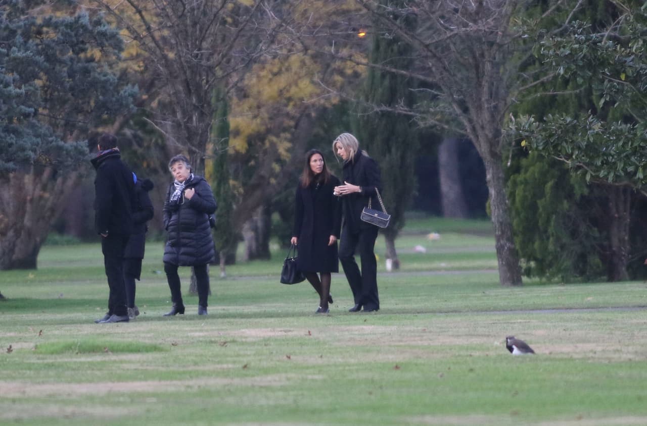 La ceremonia privada se realizó en el cementerio Memorial del Pilar, en Argentina, hasta donde la familia se desplazó en un vuelo comercial.