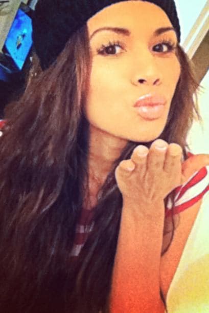 A través de las famosas fotos 'selfies' es como nuestra reina mantiene una estrecha relación con sus seguidores. Este tipo de fotos se han convertido en un fenómeno y no hay quién no se haya tomado una. Ahora puedes subir la tuya con el hashtag #NBLselfie para ganar un kit de belleza, los detalles aquí