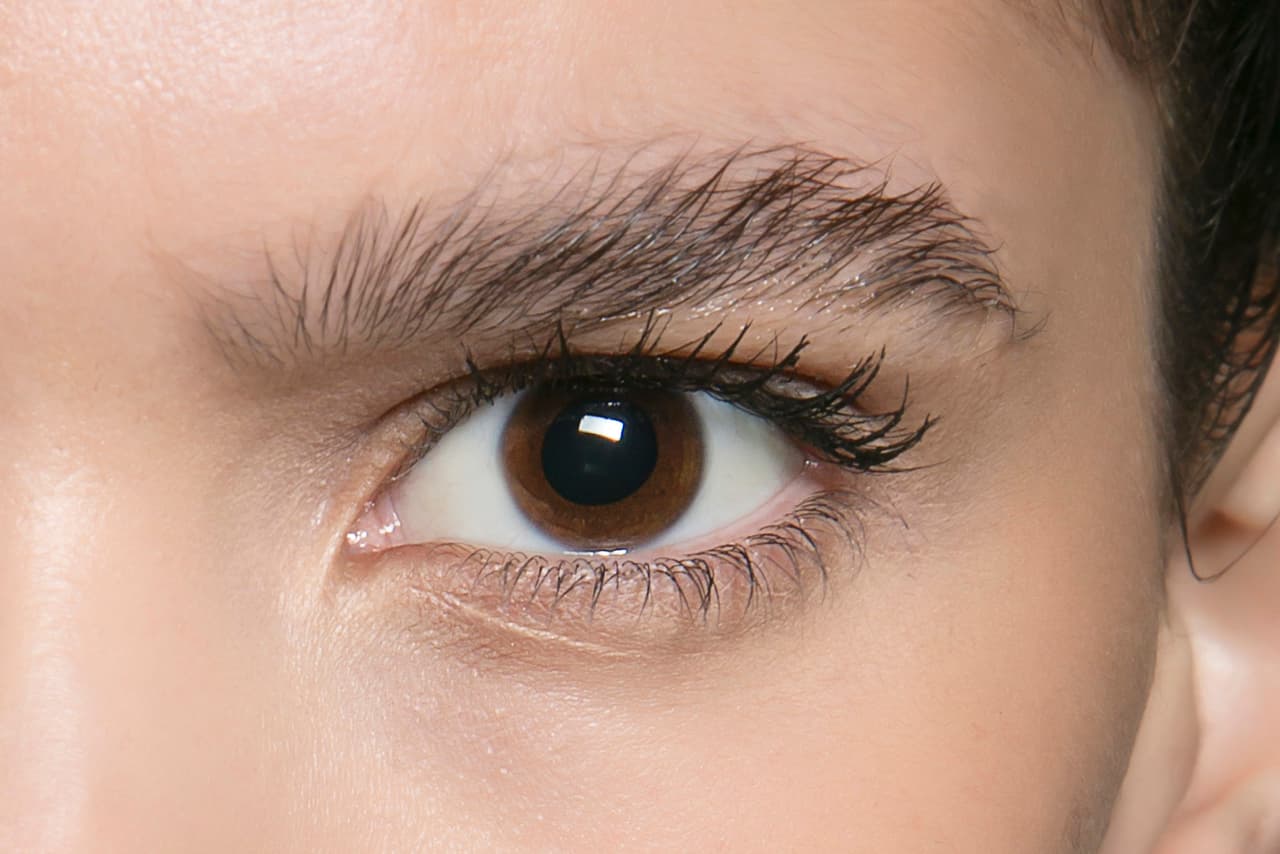 <b>Ignorar la importancia del balance y la simetría que dan las cejas al rostro</b>
<br>Esto suena muy técnico, pero la fundadora de la marca Anastasia propone que cada persona encuentre el 
<a href="http://gizmodo.com/this-patented-method-for-eyebrow-shaping-uses-the-golde-1753297143">Golden Ratio</a> de 
<b>las cejas </b>con su técnica, que asegura que
<b> quedarán perfectas de acuerdo a la forma de los ojos y a la estructura del rostro</b>. Las 
<a href="http://www.sephora.com/classic-stencils-P69600">plantillas</a> de Anastasia pueden ayudarte a encontrar la forma adecuada de tus cejas.