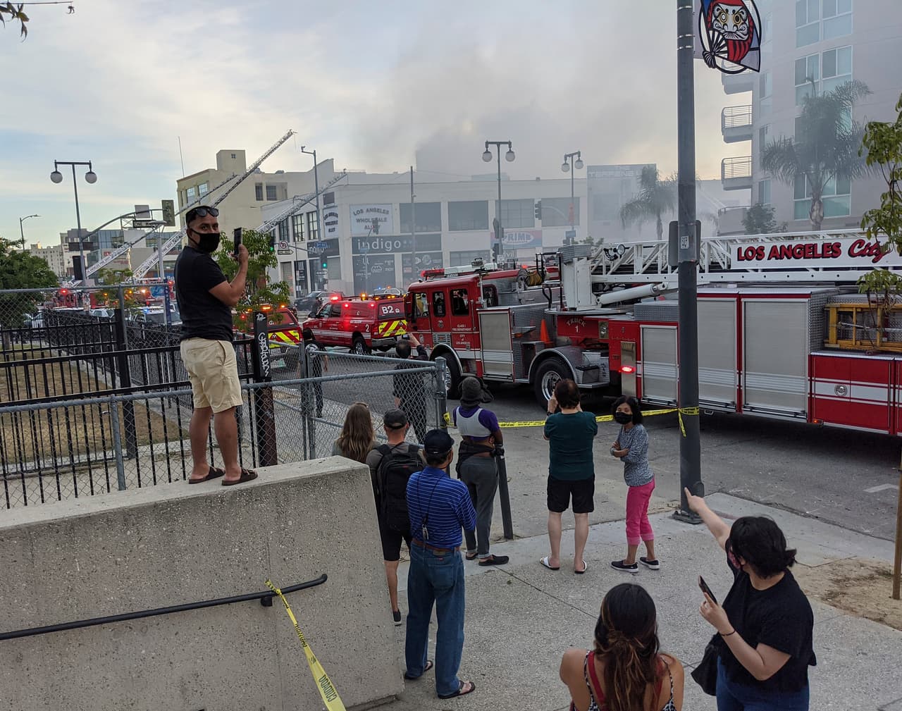 Las llamas salieron del edificio y calcinaron un camión de bomberos al otro lado de la calle.