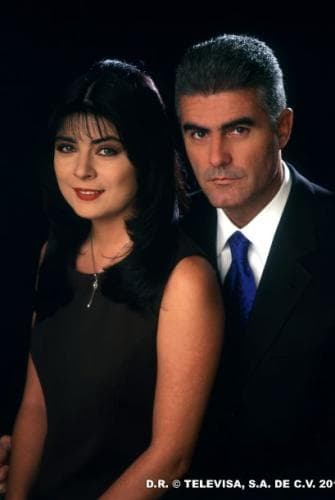 A partir de entonces los papeles protagónicos fueron uno tras otro, 'Bajo un mismo rostro' fue el primero de ellos. Luego siguieron 'Acapulco, cuerpo y alma', 'La jaula de oro' y 'Vivo por Elena', uno de los más recordados junto a 
<b><a href="https://www.univision.com/temas/victoria-ruffo">Victoria Ruffo</a></b>.