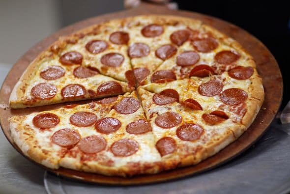 Cuando uno va a comer pizza, aunque tenga en mente sólo comer dos rebanadas, sabemos que esto no pasa y uno siempre termina comiendo de más.