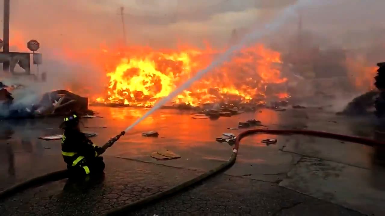 Reportan un incendio masivo en planta recicladora en Brighton Park