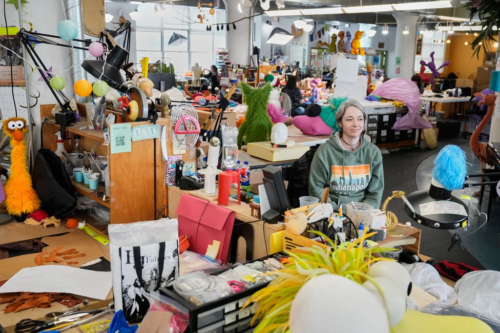 Sierra Schoening, constructora sénior de marionetas, confesó que en el taller encontró su empleo soñado, “casi imposible”.