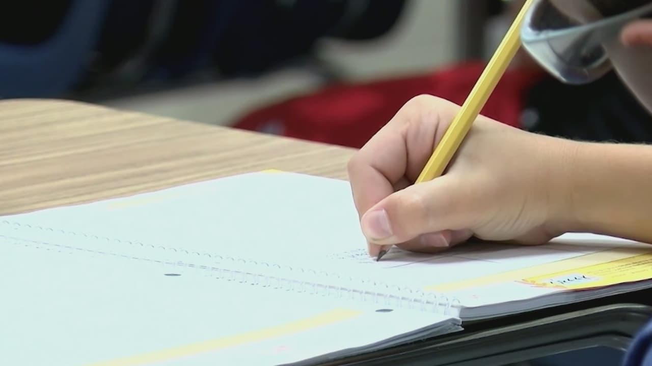Washington combate el ausentismo escolar con programa piloto que le paga $50 a la semana a cada alumno por ir a clases