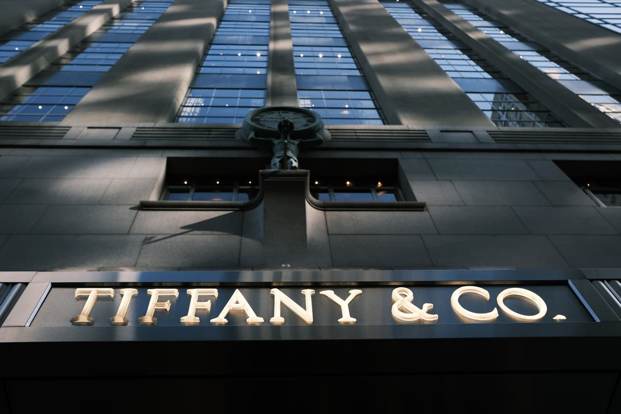 <b>Tiffany & Co.</b> La mayoría de las tiendas dentro del distrito de la Asociación de la Quinta Avenida (de la calle 46 a la 61 en la Quinta Avenida y de la calle 57 de la Sexta Avenida a la Avenida Madison), se pusieron de acuerdo para abrir.