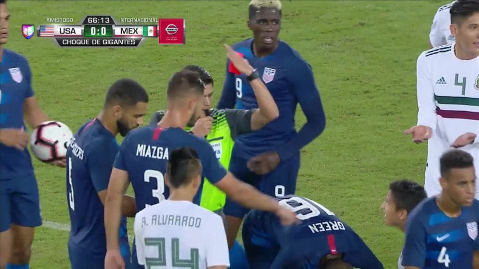 ¡Expulsión! El árbitro saca la roja directa a Ángel Zaldívar