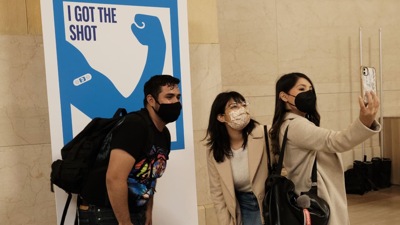 Además, el gobernador Andrew Cuomo anunció un nuevo sorteo llamado 'Vax and Scratch'. Este ofrecerá premios que oscilan entre los $20 y los $5 millones en boletos que se distribuirán del 24 al 28 de mayo en los 10 centros de vacunación operados por el estado.