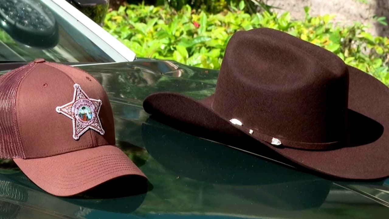 Sheriff de Miami-Dade defiende compra de sombreros de vaqueros para agentes