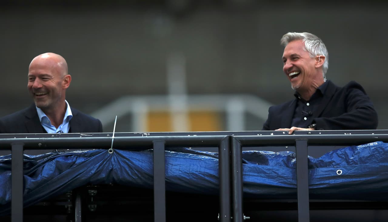 Alan Shearer y Gary Lineker, dos goleadores de época del futbol inglés sonrían en la FA Cup, ahora en su faceta e comentaristas.