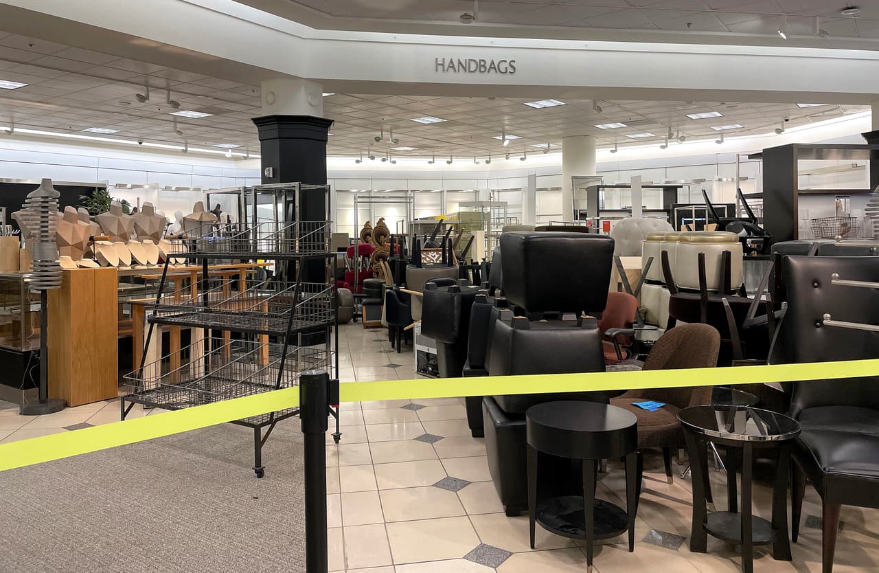 Phillips busca revitalizar el área con tiendas temporales y nuevos enfoques. Un estadio de fútbol se considera como una opción, explorando posibilidades más allá del comercio minorista.
<br>