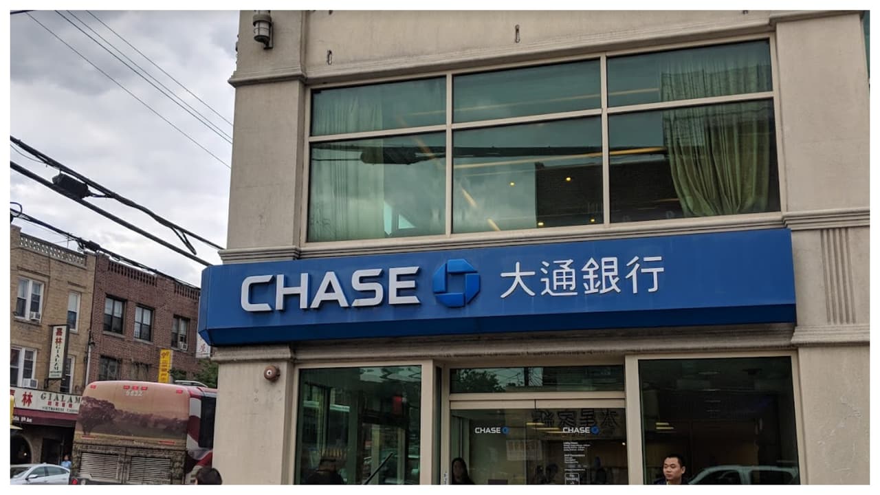 El robo sucedió, dice NYPD, aproximadamente a las 13:00 horas, frente a un Chase Bank ubicado en 5423 8 Avenue, en Brooklyn.