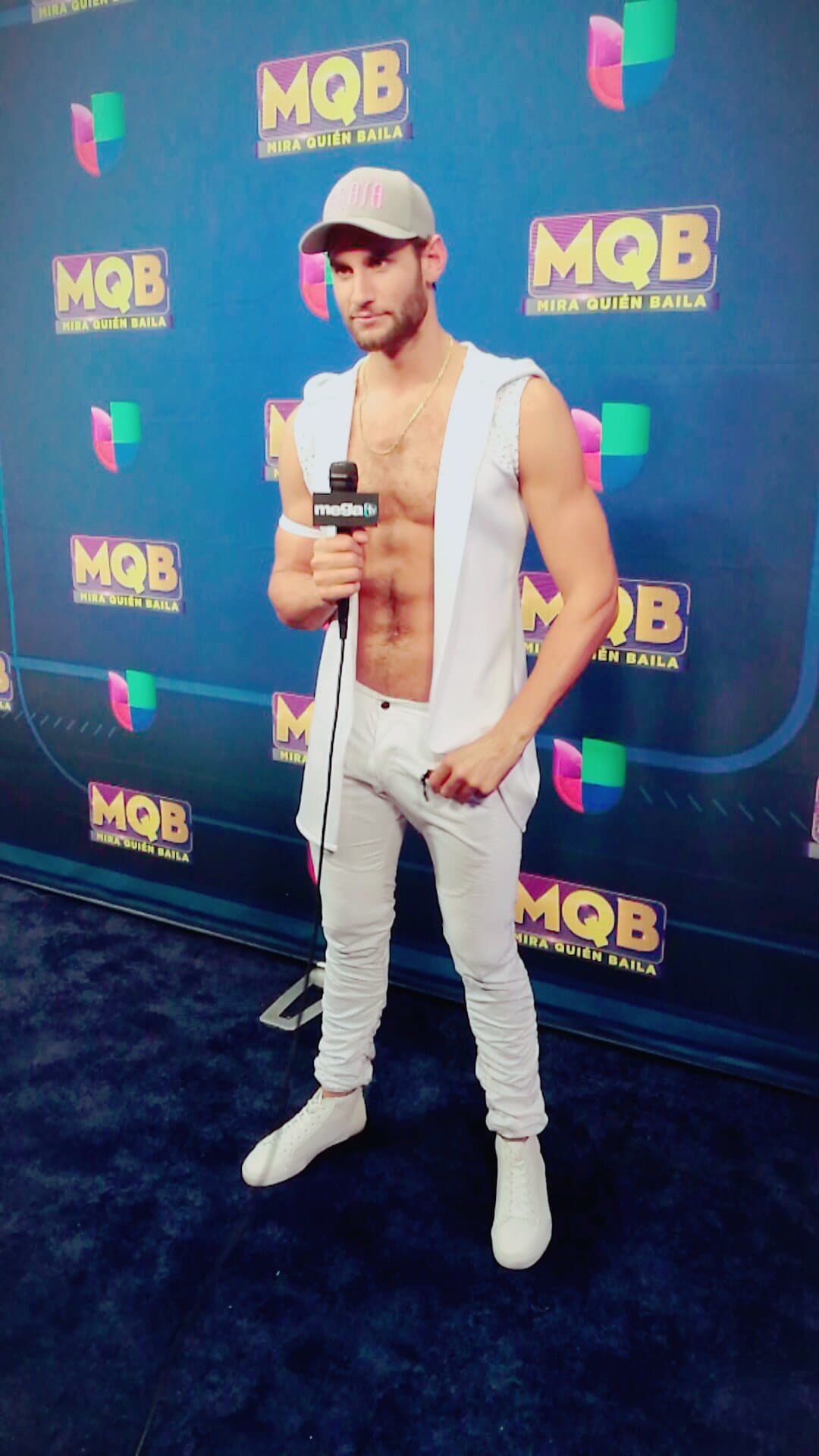 El 'naked chef', como se ha dado a conocer en las redes sociales, dijo detrás de cámaras que si Johnny Lozada tuviera el cuerpo que él tiene, también andaría sin ropa.