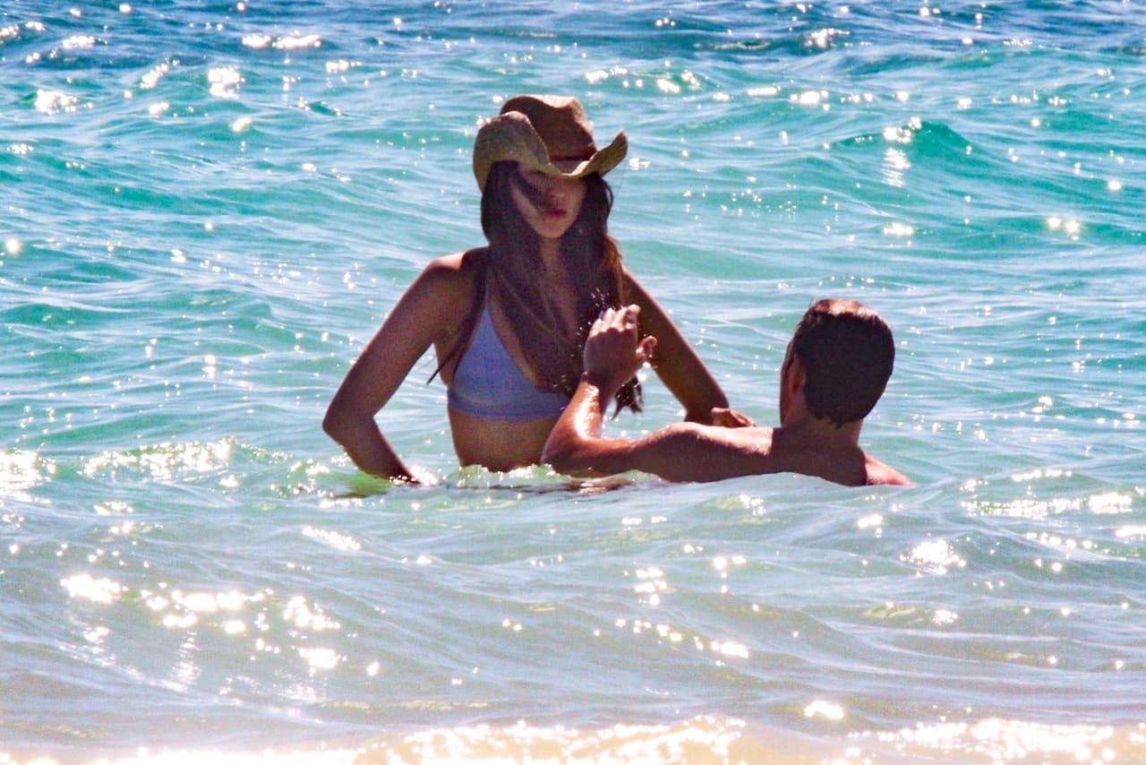 Luke Bracey le está dedicando tiempo a su relación con Eiza González.