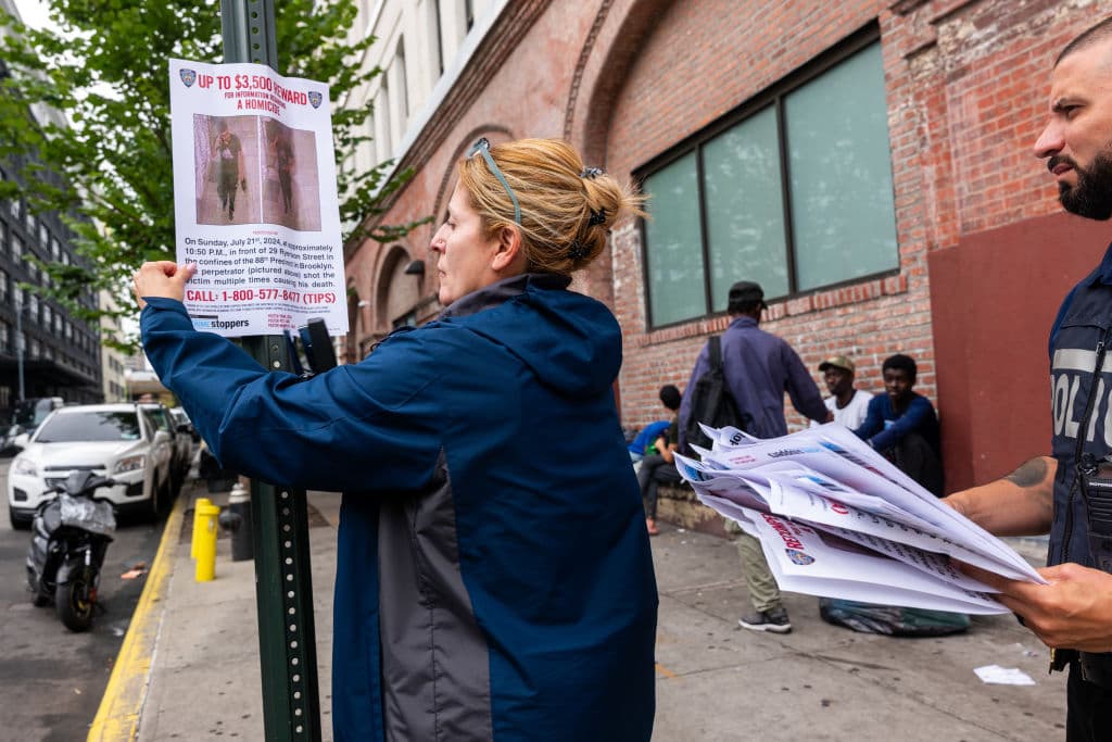En el vecindario de Clinton Hill, muy cerca de los albergues para inmigrantes, la policía de Nueva York publicó afiches con la imagen del sospechoso, alertando sobre su búsqueda.