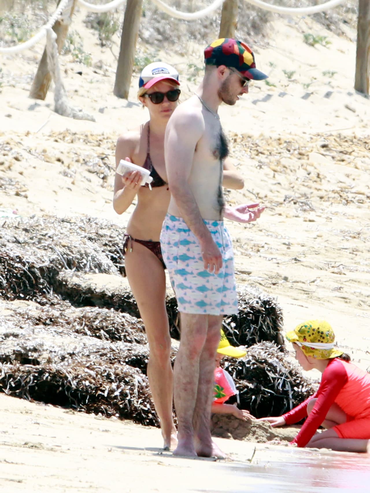 Sienna le untó loción a Tom.