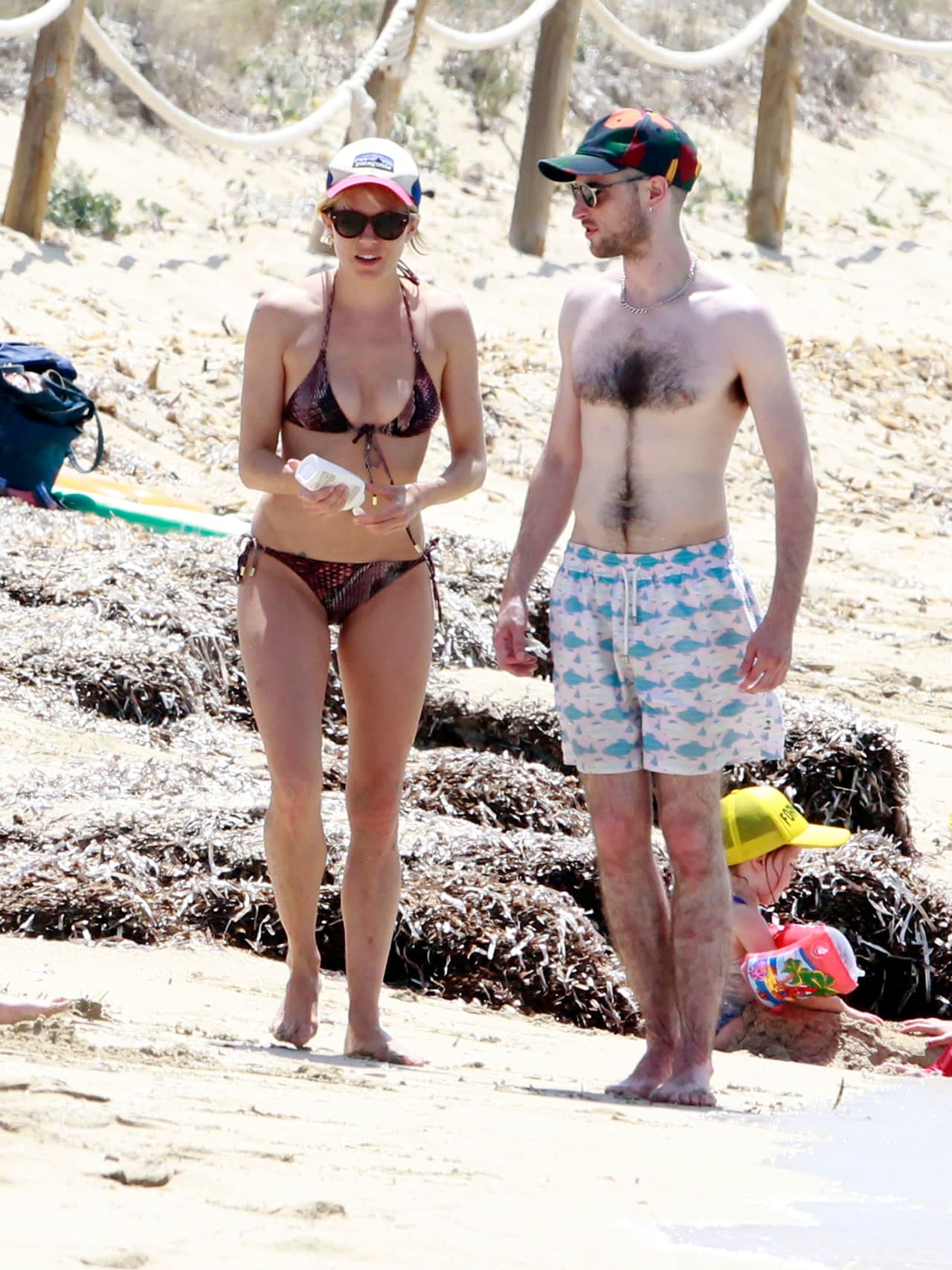 ¡Qué pálido está él!