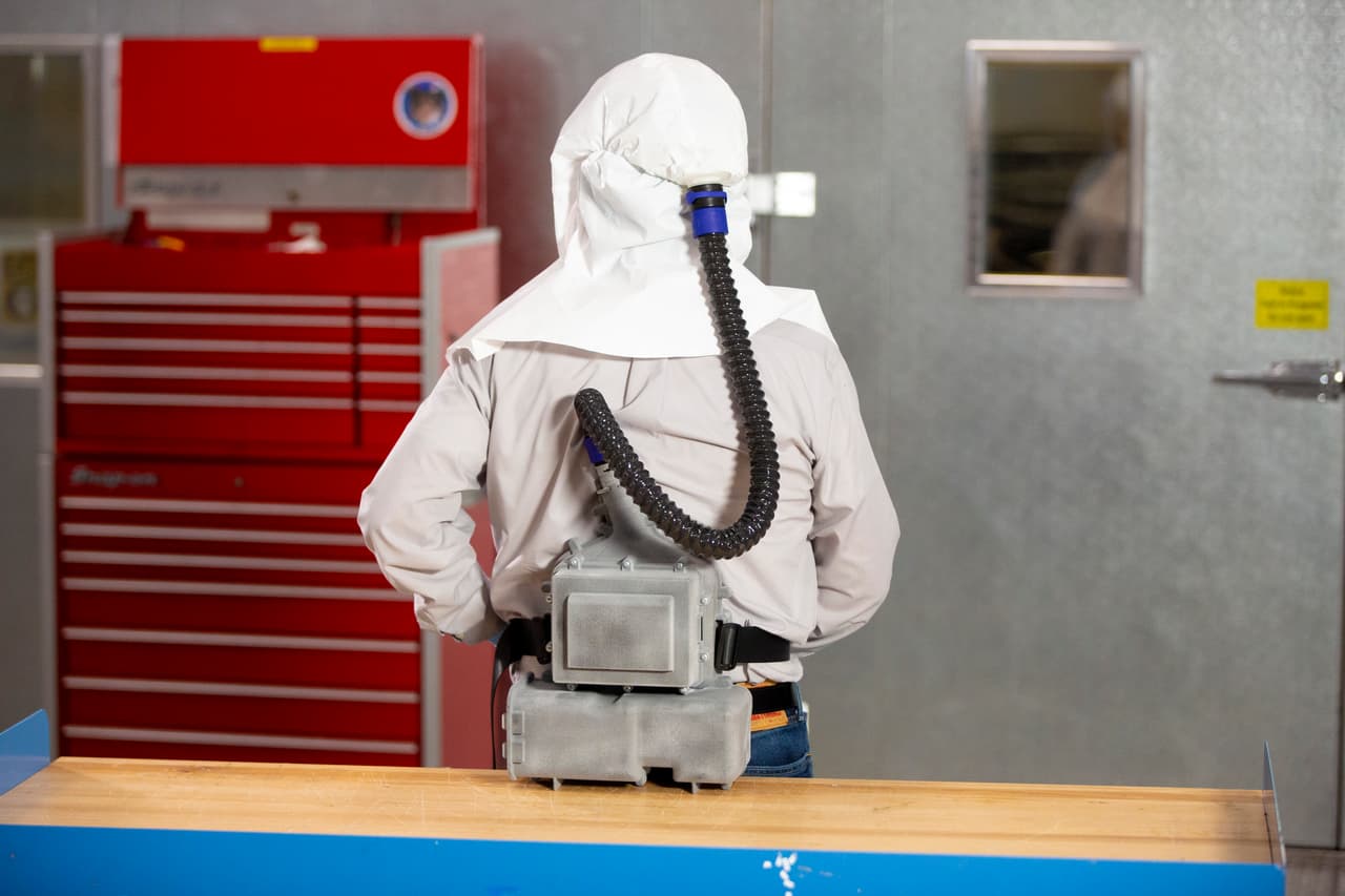 Producción de respiradores con un diseño totalmente nuevo a cargo de Ford. Este dispositivo ayuda a proteger a los profesionales de la salud que están en contacto directo con personas contagiadas.