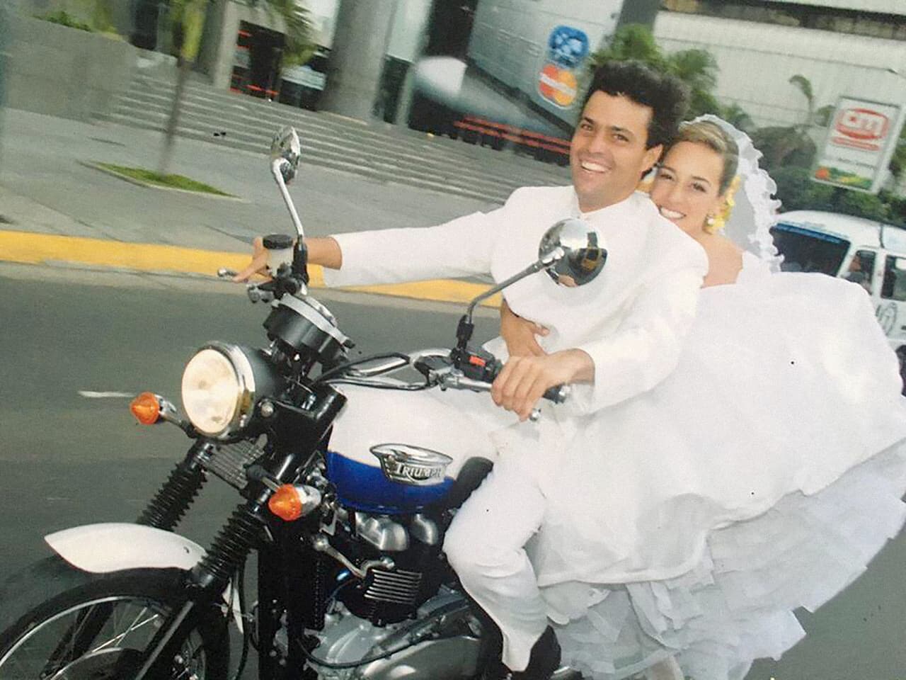 A finales de 2006 Leopoldo López se separa del partido Primero Justicia, que fundó junto a su amigo, el gobernador del estado Miranda, Henrique Capriles Radonski, y otros jóvenes políticos. Comienza a formar parte del movimiento Un Nuevo Tiempo (UNT) con el que finalizó su gestión en Chacao. En mayo de 2007 se casó con la profesora de Educación preescolar y deportista, Lilian Tintori.