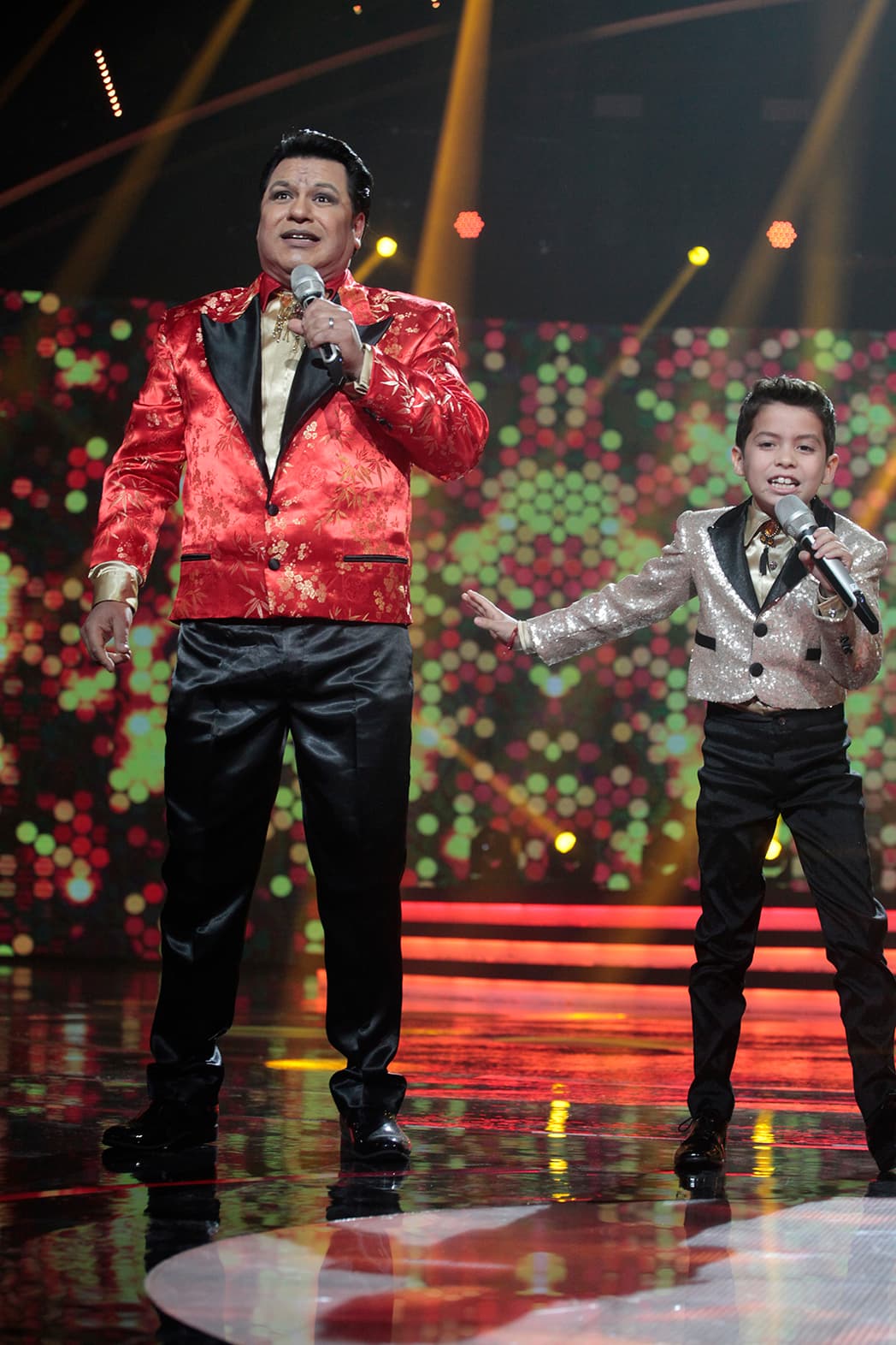 Kevin cantó con el de Juan Gabriel. Ambos interpretaron el tema de ‘La frontera’.